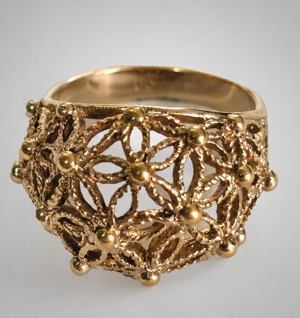 Vintage Avon Floral Fashion Ring Size 9 Flowers Gold-tone ¼” High r-33
